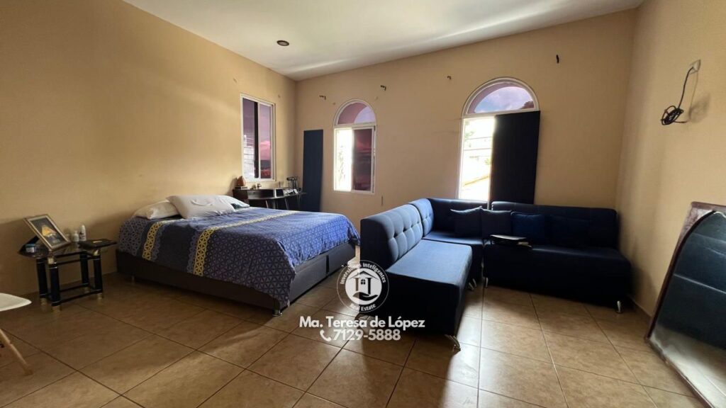 VENDO CASA EN ESCALON, POR CAPISTRANO, EN RES. PRIVADO.